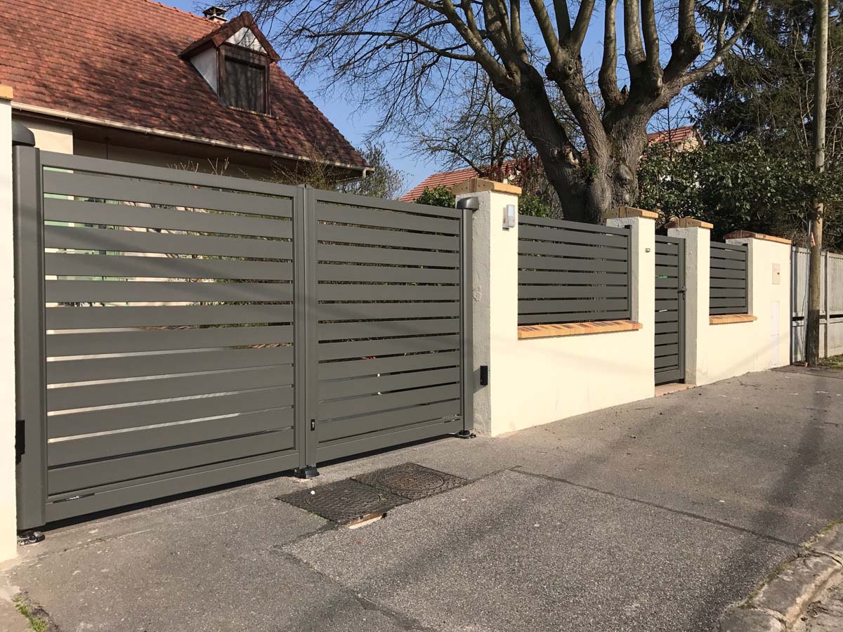 modern aluminium driveway gates in swing with aluminium fencing in quartz grey