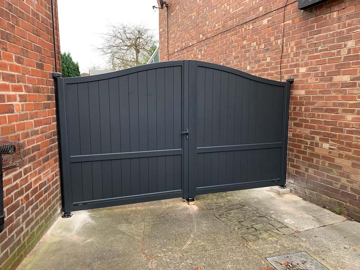 swept top garden gates in aluminium anthracite grey with handle and keys