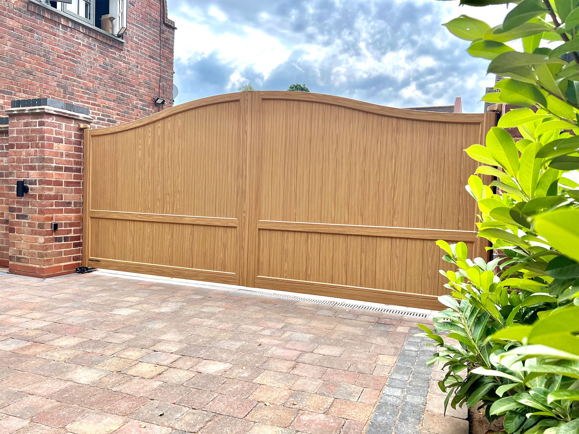 Aluminium Woodgrain Driveway Gate cover photo