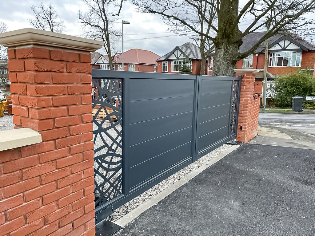 Aluminium Gate sliding lasercut design in anthracite grey