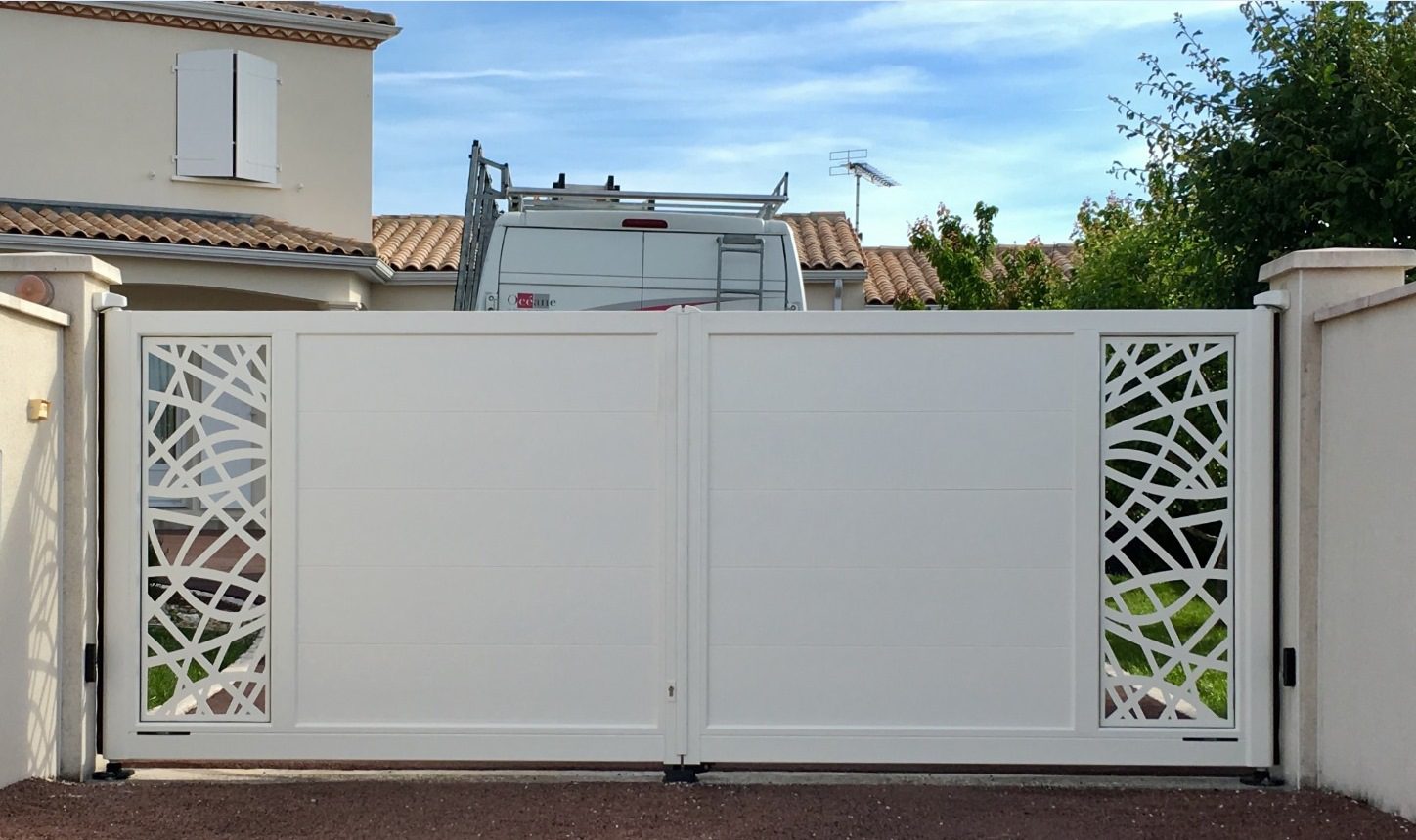 Lazer Courbes Design Swing Gates in White RAL 9010